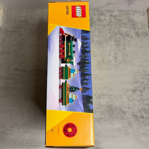 Lego Creator Winter Holiday Train Set (#40700) - Picture 5 of 7